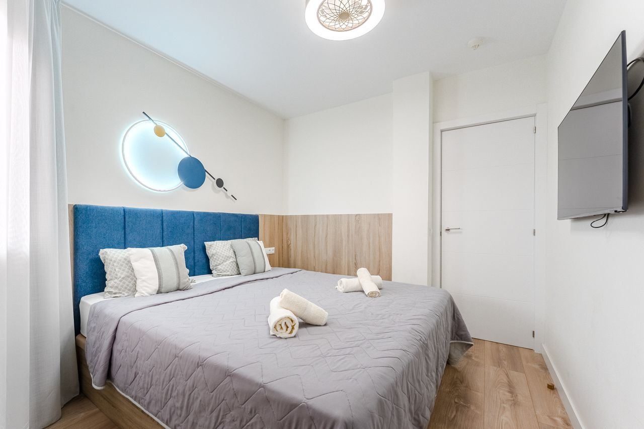Bedroom 1, TV and fan